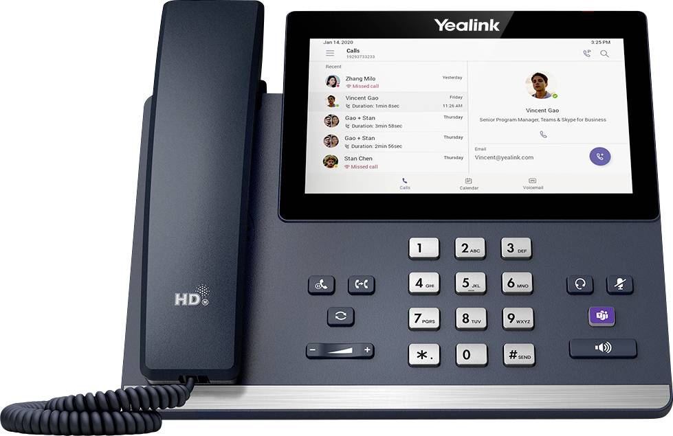 Ein Yealink Tischtelefon mit Touchscreen-Display, das aktuelle Anrufprotokolle, Kontaktnamen und Anrufdetails anzeigt. Mit Hörer und Tastenfeld ausgestattet.