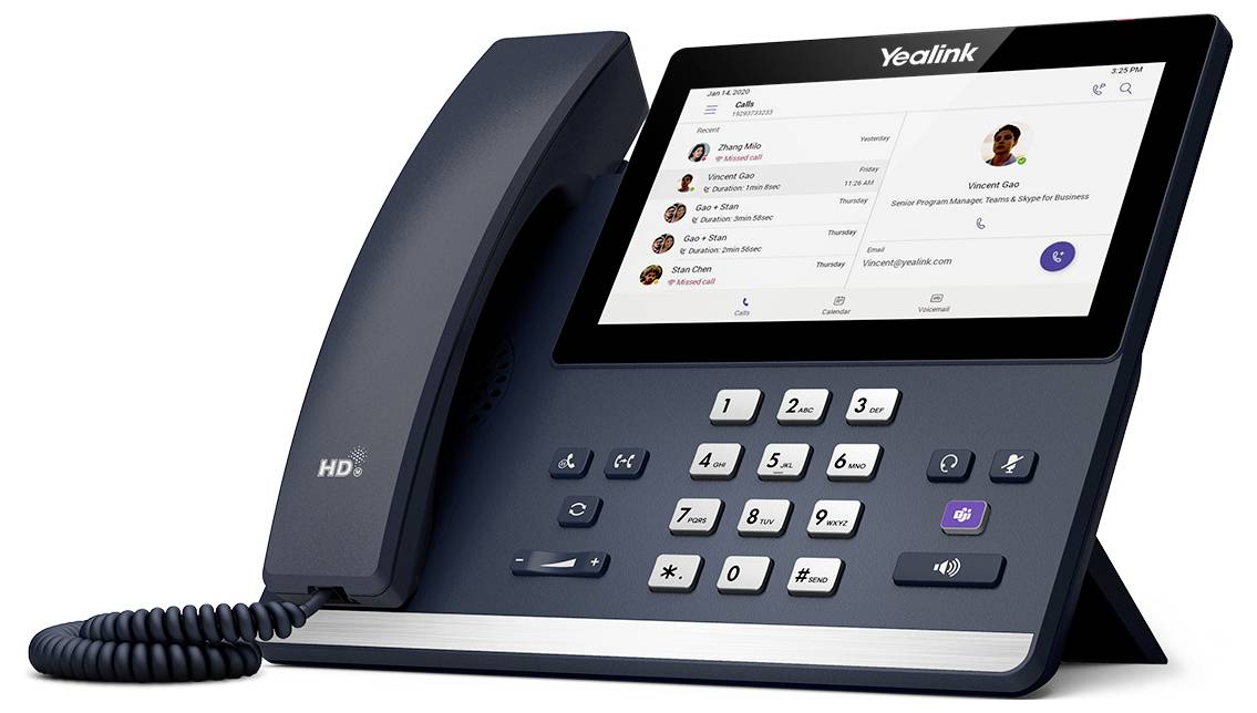 Ein schwarzes schnurgebundenes Telefon mit einer spiralförmigen Schnur, platziert auf einer ebenen Fläche, das ein minimalistisches und elegantes Design zeigt.