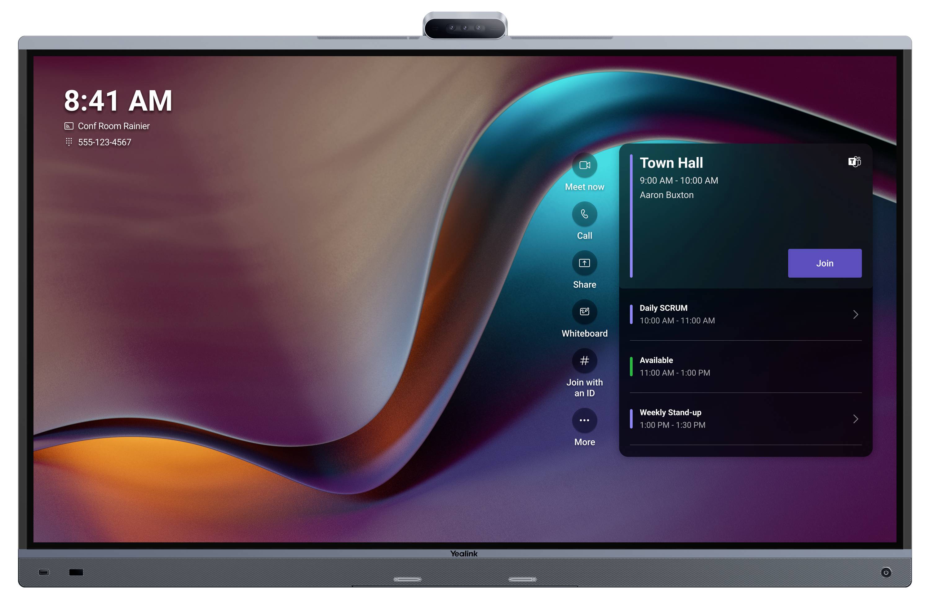 Ein großes digitales Display zeigt eine virtuelle Besprechungsschnittstelle mit einem geplanten "Town Hall"-Meeting. Es werden Optionen zum Anrufen, Teilen oder Beitreten angezeigt.