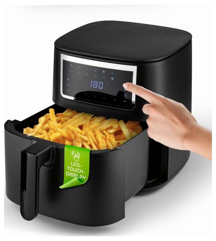 Eine Hand stellt die digitale Anzeige einer schwarzen Heißluftfritteuse mit Pommes Frites ein. Ein grünes Etikett liest „LED-Touch-Display".
