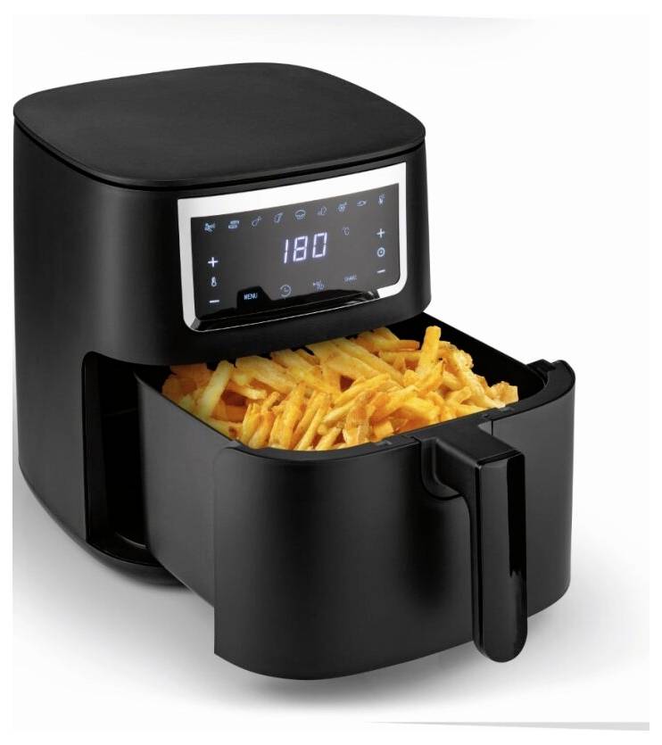 Eine schwarze Heißluftfritteuse mit der Anzeige "180" auf dem digitalen Display, mit einem Korb gefüllt mit Pommes frites, der teilweise aus der Vorderseite herausgezogen ist.