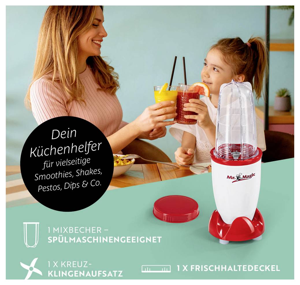 Eine Gruppe von Menschen, die mit Gläsern voller farbenfroher Smoothies anstoßen, neben einem rot-weißen Mixer mit der Aufschrift „Dein Küchenhelfer".
