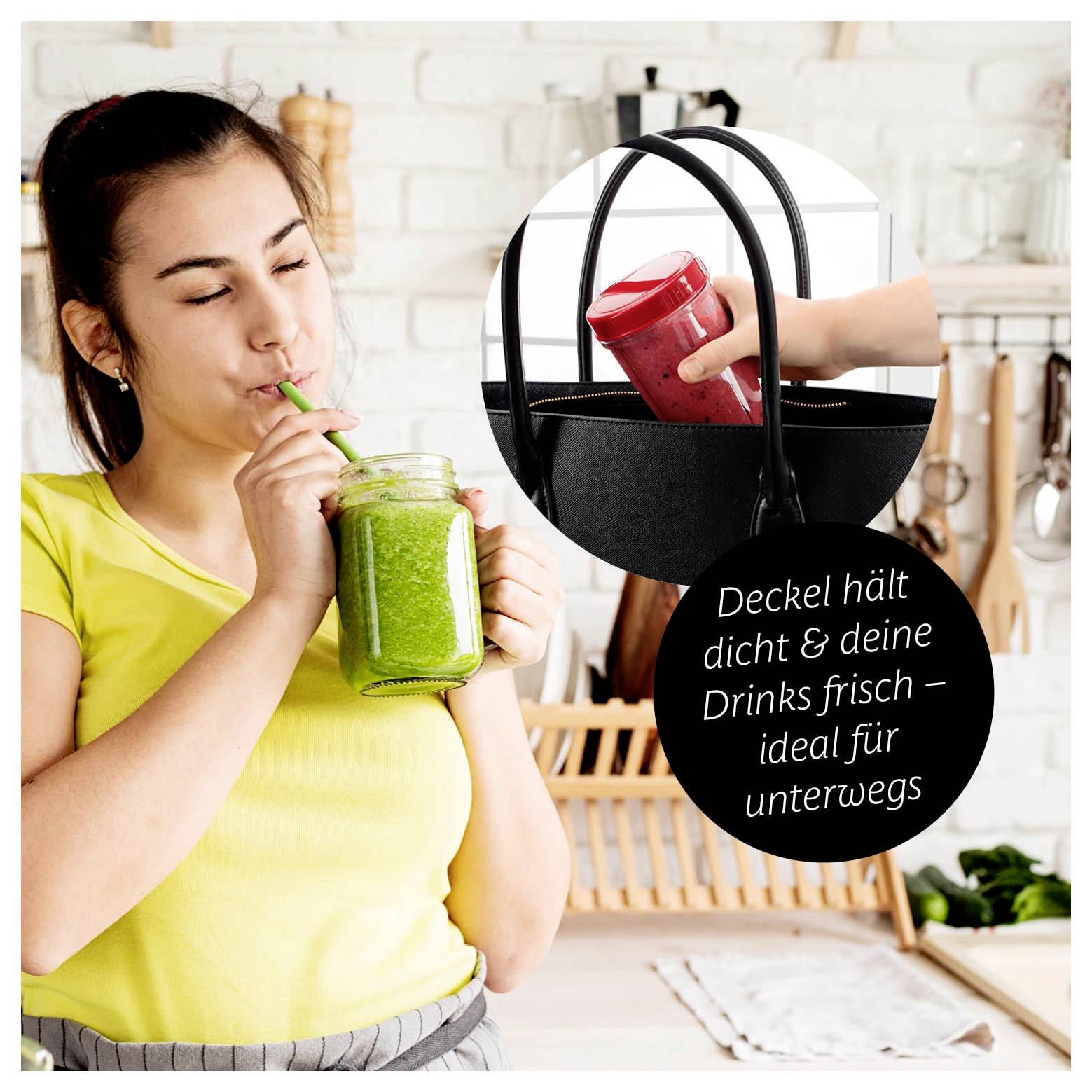 Eine Frau in einem gelben Hemd trinkt einen grünen Smoothie aus einem Einmachglas mit einem Strohhalm. Die Einblendung zeigt einen roten Smoothie in einer schwarzen Tasche. Text: 'Deckel hält dicht & deine Drinks frisch – ideal für unterwegs.'