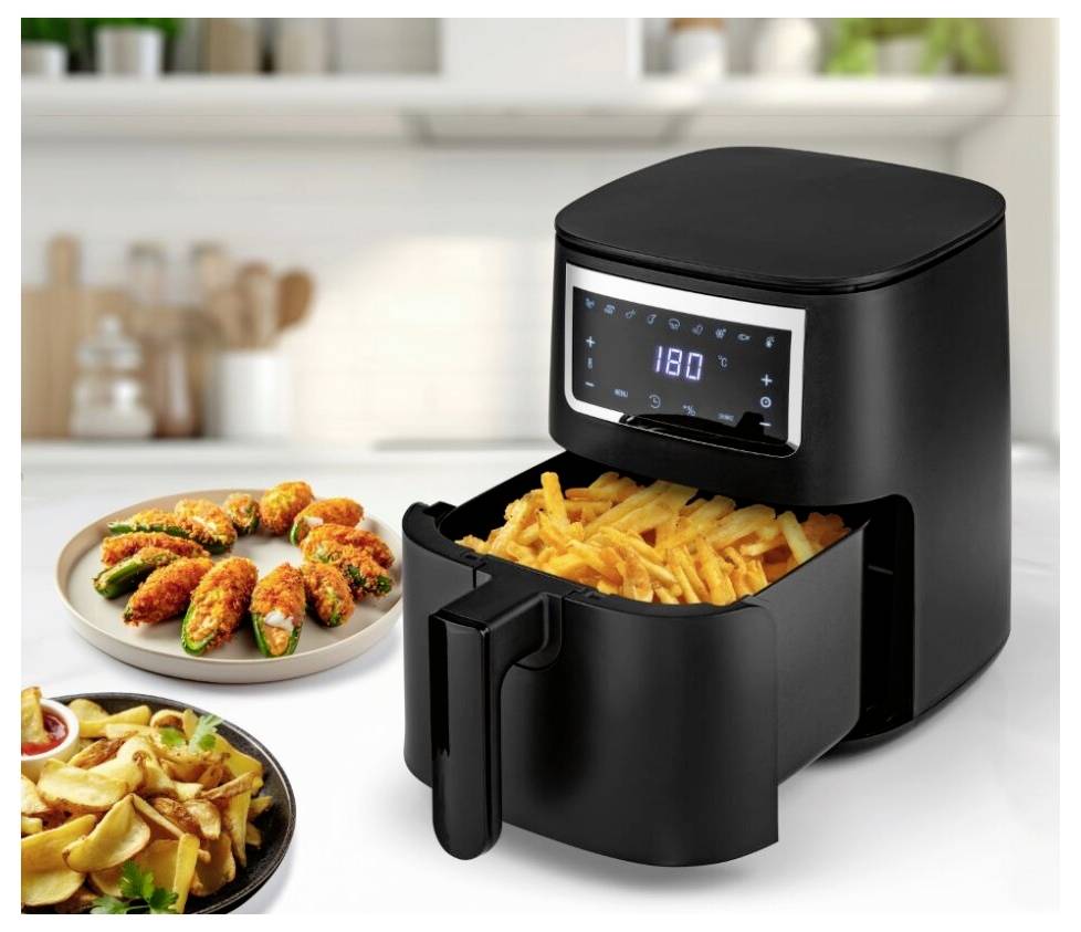 Eine schwarze Heißluftfritteuse mit digitaler Anzeige auf 180 Grad eingestellt, Pommes Frites im Korb. Teller mit Pommes Frites und gefüllten Snacks stehen daneben.