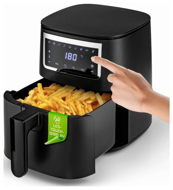 Eine Person stellt eine digitale Heißluftfritteuse mit Pommes frites im Inneren ein. Das Display zeigt „180°C". Ein Etikett hebt das „LED-Touchdisplay" hervor.