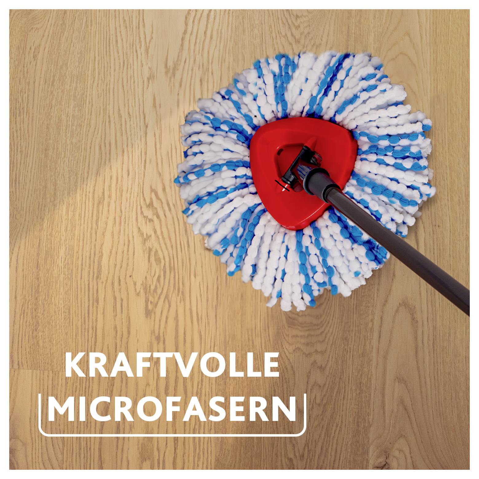Ein Mopp mit blauen und weißen Mikrofasern auf einem Holzboden, mit dem Text „Kraftvolle Microfasern", der auf haltbare Fasern hinweist.