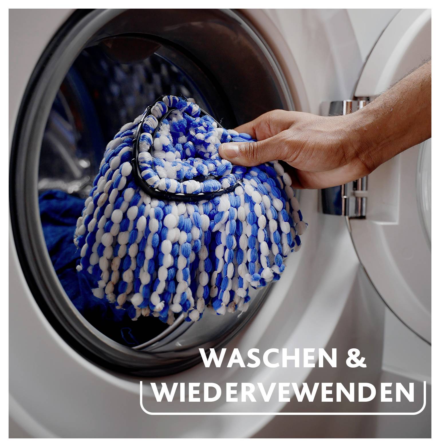 Eine Hand legt einen wiederverwendbaren Mopkopf in eine Waschmaschine. Der Text lautet „Waschen & Wiederverwenden" und betont das Waschen und Wiederverwenden.