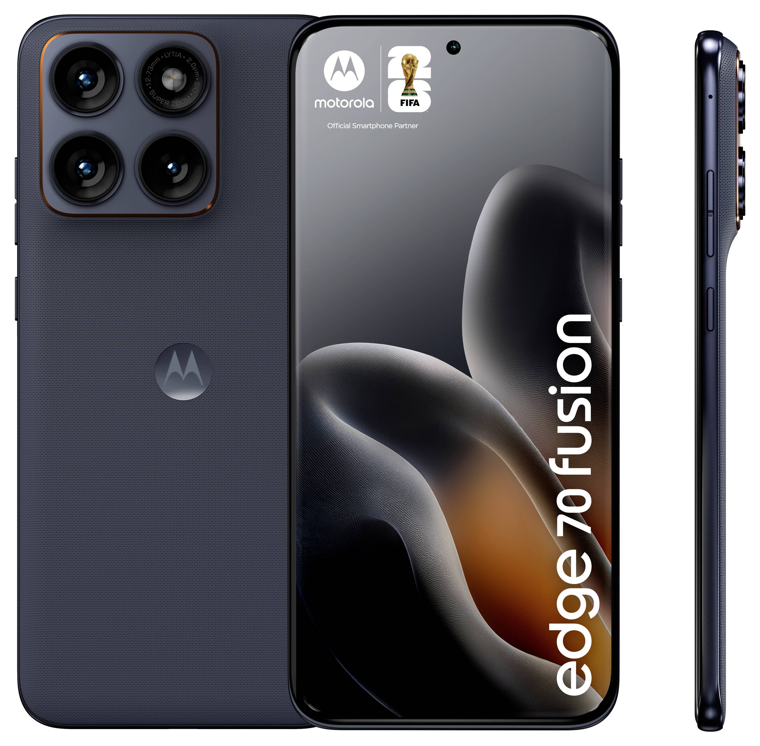 Ein Smartphone mit dem Namen "Edge 70 Fusion" wird von vorne und von der Seite gezeigt und zeigt ein Motorola-Logo und FIFA-Partnerschafts-Branding auf dem Bildschirm.