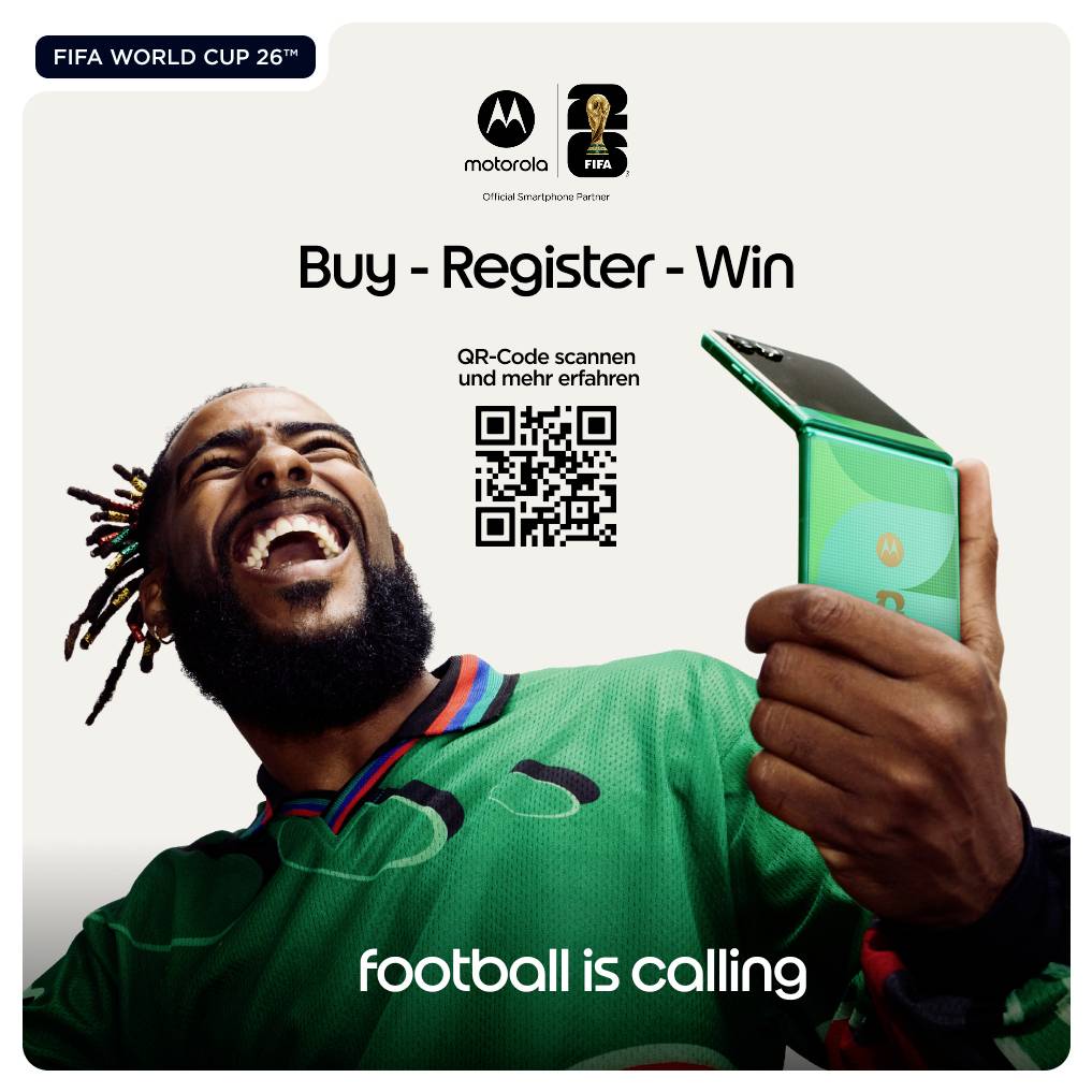 Eine Person hält freudig ein Smartphone, neben dem Text „Kaufen - Registrieren - Gewinnen". QR-Code und Text „Fußball ruft" sind vorhanden. FIFA- und Motorola-Branding sind präsent.