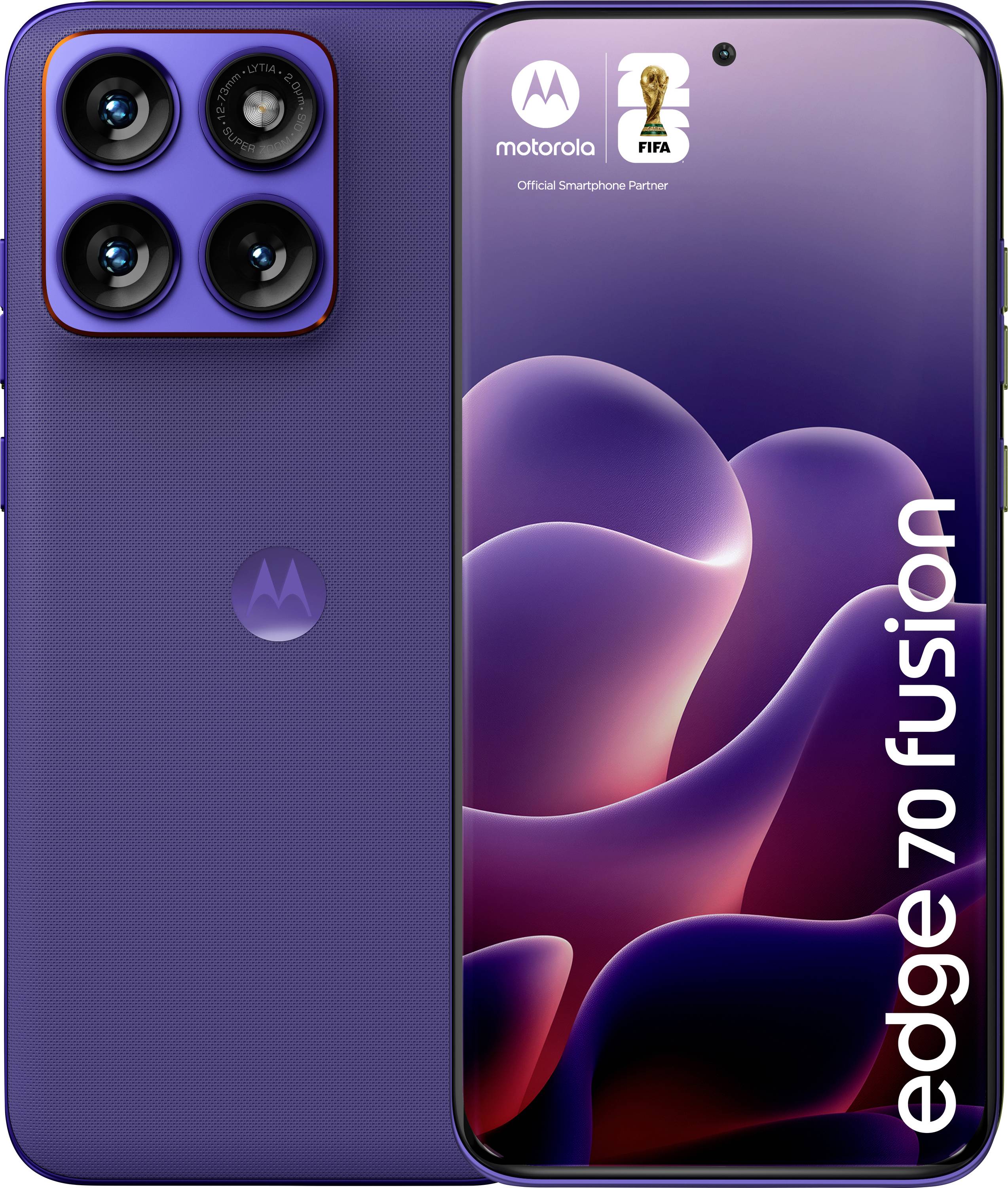 Lila Smartphone mit seinem Triple-Kamera-Setup und Bildschirm, auf dem das Logo „edge 70 fusion" und „Official Smartphone Partner" der FIFA angezeigt wird.