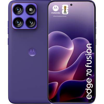 Lila Smartphone mit seinem Triple-Kamera-Setup und Bildschirm, auf dem das Logo „edge 70 fusion" und „Official Smartphone Partner" der FIFA angezeigt wird.