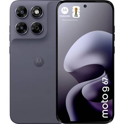 Das Bild zeigt ein Motorola Moto 9 67 Smartphone mit einem Triple-Kamera-Setup auf der Rückseite und einem Logo auf dem Bildschirm.