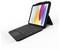 Ein Tablet mit angebrachter Tastatur, in Laptop-Position angezeigt. Der Bildschirm zeigt ein farbenfröhliches abstraktes Design mit gelben, rosa und blauen Formen.