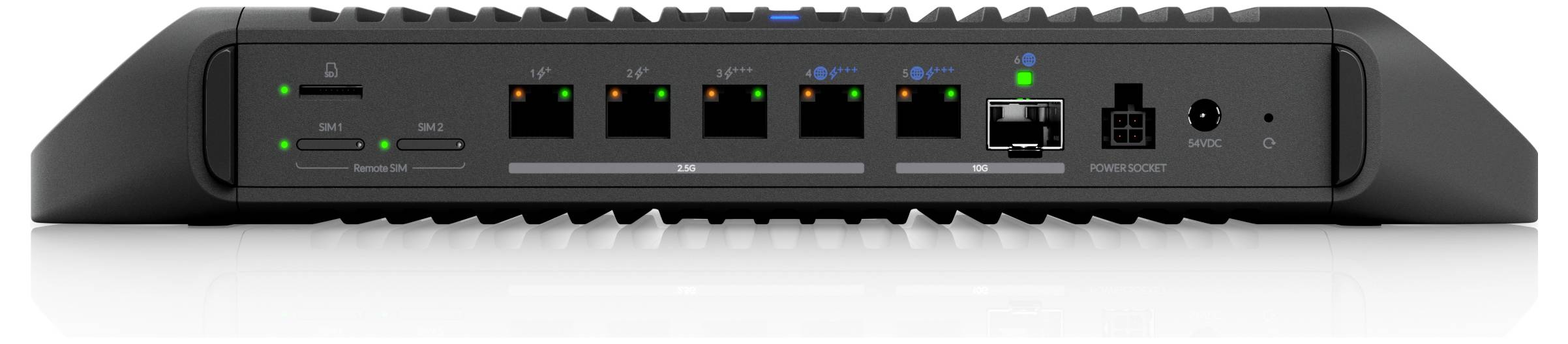 Rückansicht eines Netzwerk-Routers mit Anschlüssen für Ethernet-Verbindungen, Stromeingang und einem USB-Steckplatz, mit Anzeigelichtern oben.