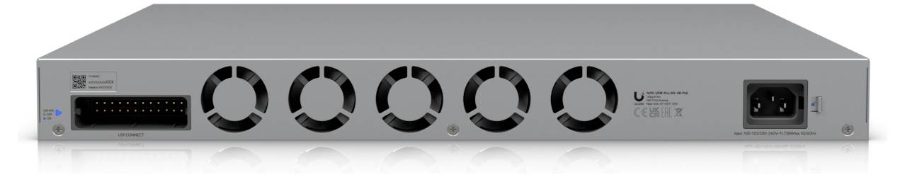 Ein silberner Netzwerk-Switch mit sichtbaren Anschlüssen und Kühlventilatoren, entwickelt für die Rackbefestigung, mit sichtbarem Markenlogo und aufgedruckten Spezifikationen.