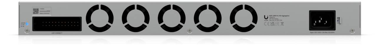 Rückansicht eines Netzwerk-Switches; mehrere Ethernet-Anschlüsse, Stromeingabe rechts, Belüftungsschlitze in der Mitte, Markenlogo auf der linken Seite.