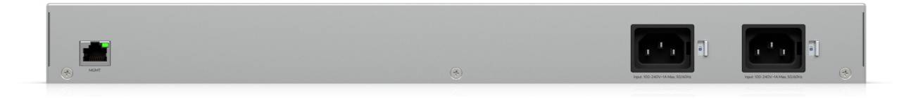 Eine Rückansicht eines Netzwerkgeräts mit einem Ethernet-Anschluss mit grüner Anzeigelampe und zwei Steckdosen auf der rechten Seite.