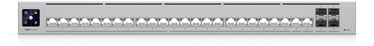 Ein Netzwerk-Switch mit 24 Anschlüssen und vier SFP+-Anschlüssen auf der rechten Seite für Glasfaserverbindungen. Ein LCD-Display auf der linken Seite zeigt Statusinformationen an.