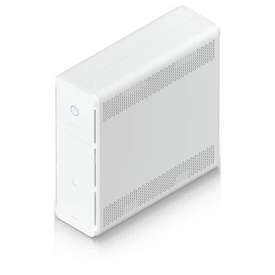 Rückansicht einer weißen Steckerleiste oder USV mit mehreren Wechselstromausgängen, zwei Ethernet-Anschlüssen, einer Stromeingangsbuchse und einer Rücksetztaste.