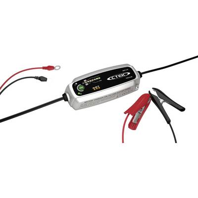 Ein CTEK-Batterieladegerät mit Kabeln und Klemmen ist an eine Stromquelle angeschlossen und zeigt Anzeigelichter für den Ladestatus und die Modi an.