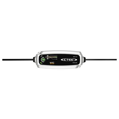 Ein Autobatterie-Ladegerät mit einem schwarzen Bedienfeld, das Ladeindikatoren anzeigt, und dem CTEK-Logo in der Mitte, flankiert von Eingangskabeln.