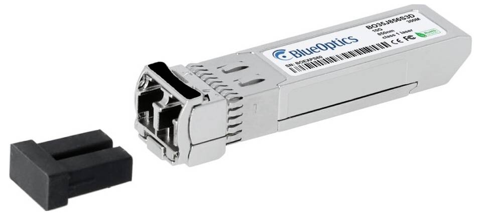 Faseroptisches Transceiver-Modul mit abnehmbarer schwarzer Schutzkappe, gekennzeichnet mit BlueOptics, auf weißem Hintergrund dargestellt.