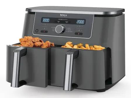 Ein Dual-Basket-Heißluftfritteuseapparat mit digitaler Steuerung zeigt "30:00" und "2000" an. Die Frittierkörbe enthalten Hähnchen und Pommes frites.