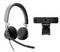 Schwarzes Logitech-Headset mit Boom-Mikrofon neben einer Logitech-Webcam auf weißem Hintergrund.