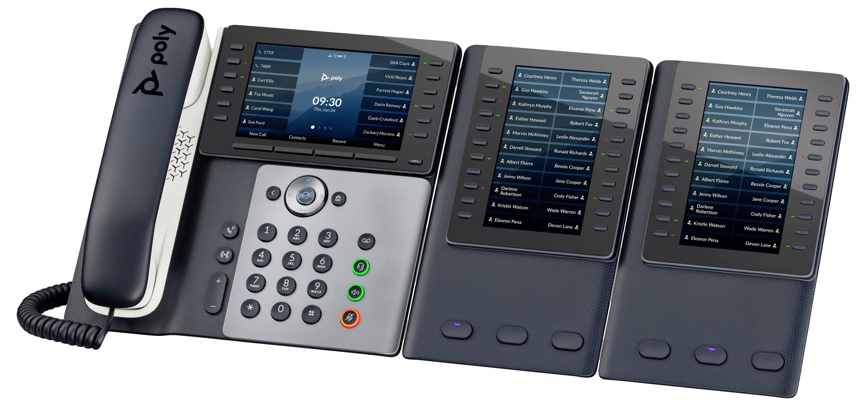 Drei Poly-Schreibtischtelefone nebeneinander angeordnet, jedes mit farbigem Display und Tastatur, zeigen Büro-VoIP-Hörermodelle.