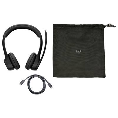 Schwarze Over-Ear-Kopfhörer mit einem USB-C-Kabel und einem Stoffbeutel mit "logi"-Aufdruck auf weißem Hintergrund.