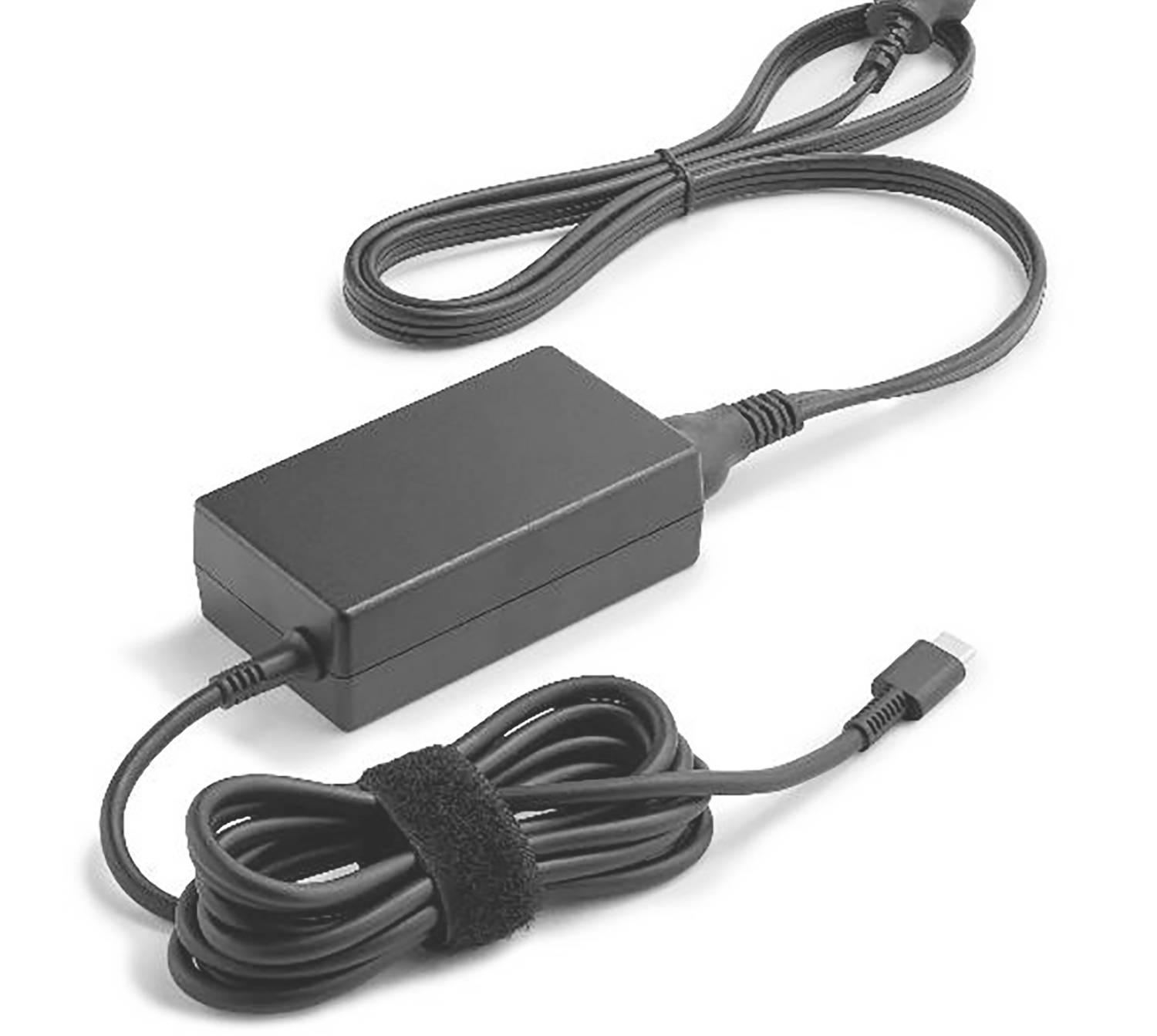 Schwarzer Laptop-Stromadapter mit angeschlossenem Netzkabel und DC-Ladekabel auf weißem Hintergrund.