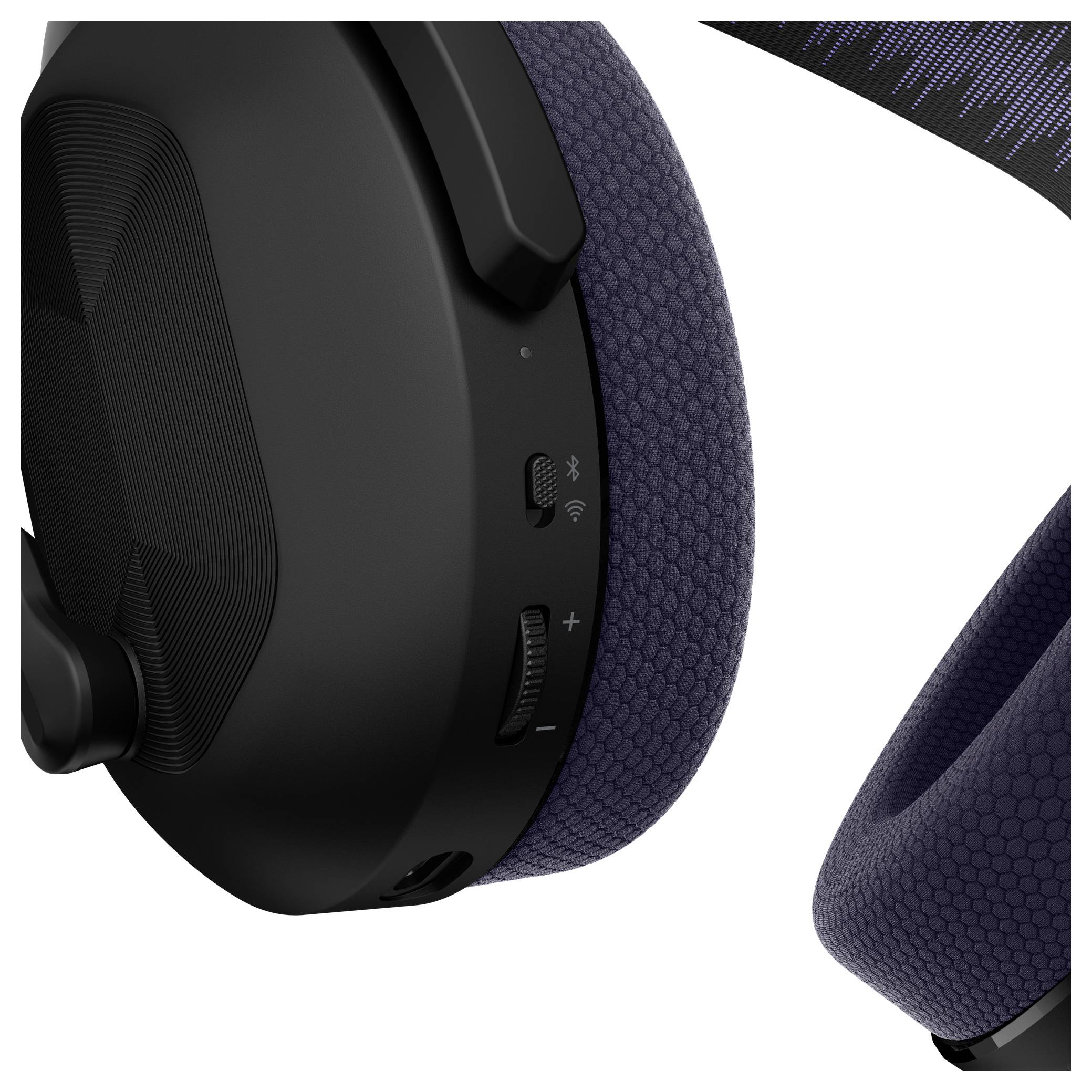 Nahaufnahme von Over-Ear-Kopfhörern in schwarzem und violettem Stoff, zeigt Seitenregler einschließlich Lautstärke- und Bluetooth-Schaltern.