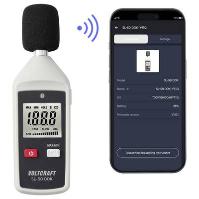 Schallpegelmesser mit Schaumstoffwindschutz, drahtlos mit einer Smartphone-App verbunden, die Geräteinformationen und Batteriestand anzeigt.