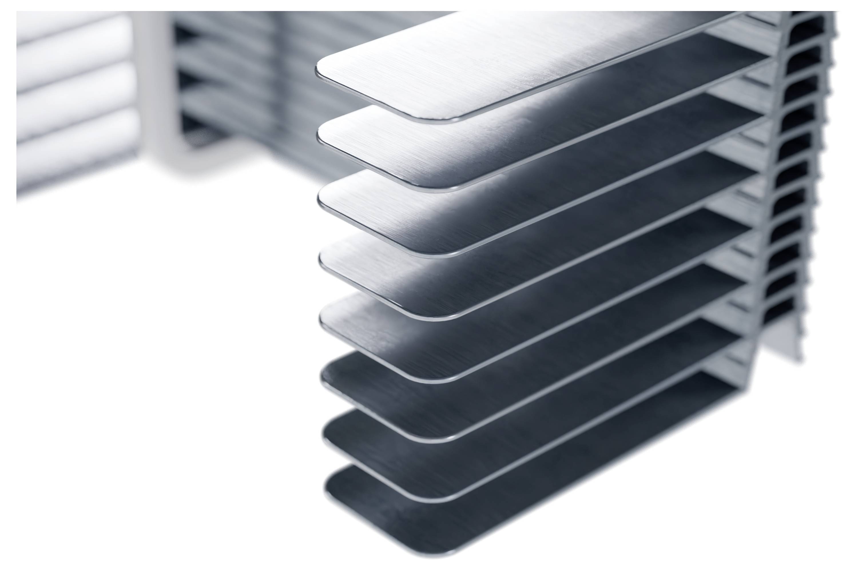 Zwei Sätze vergoldeter Stiftleisten mit jeweils vier Stiften, montiert auf schwarzen Basen mit Metallbeinen, die für Platinensystem designed sind.