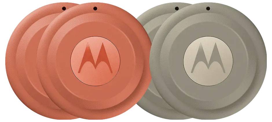 „Motorola"-Logo auf vier runden kabellosen Ladegeräten, zwei in Rot-Orange und zwei in Grau.