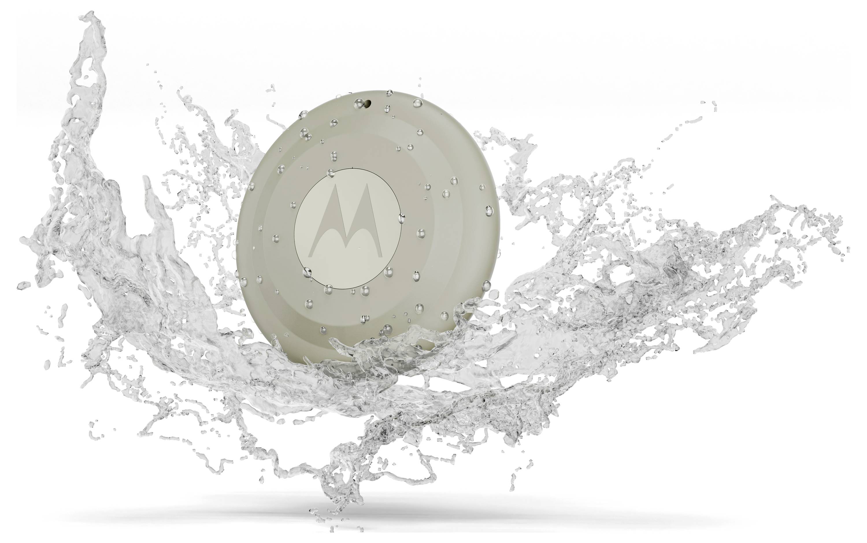 Ein rundes Gerät mit einem Motorola-Logo wird von spritzendem Wasser umgeben dargestellt, was seine wasserfeste Eigenschaft hervorhebt.