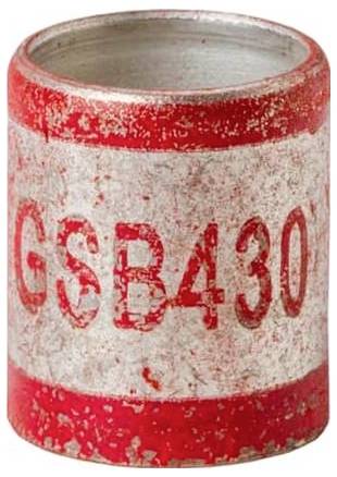 Ein rot und silber angestrichenes Metallobjekt mit der Aufschrift „GSB430", das zylindrisch aussieht und möglicherweise eine Art Markierung oder Kennzeichnung ist.
