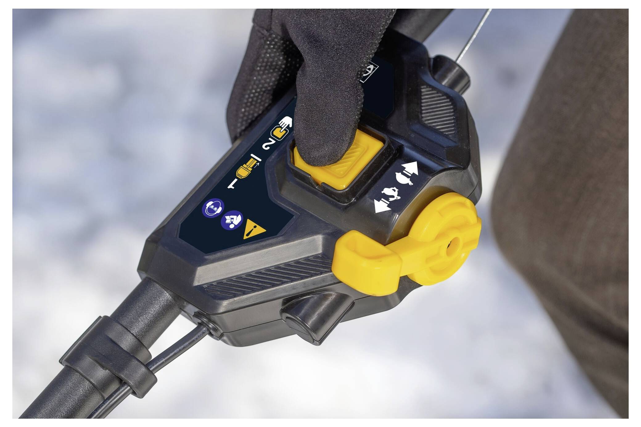 Ein gelbes und schwarzes kabelloses Bohrgerät mit der Bezeichnung Stanley Fatmax V20 mit einem 2,0-Ah-Lithium-Ionen-Akku, das seinen bürstenlosen Motor hervorhebt.