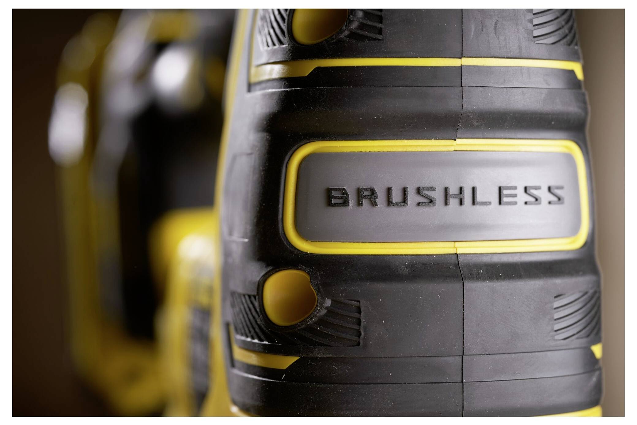 Nahaufnahme eines gelb-schwarzen Werkzeugs mit der Aufschrift "Brushless" an seiner Seite, die seine moderne Motortechnologie hervorhebt.