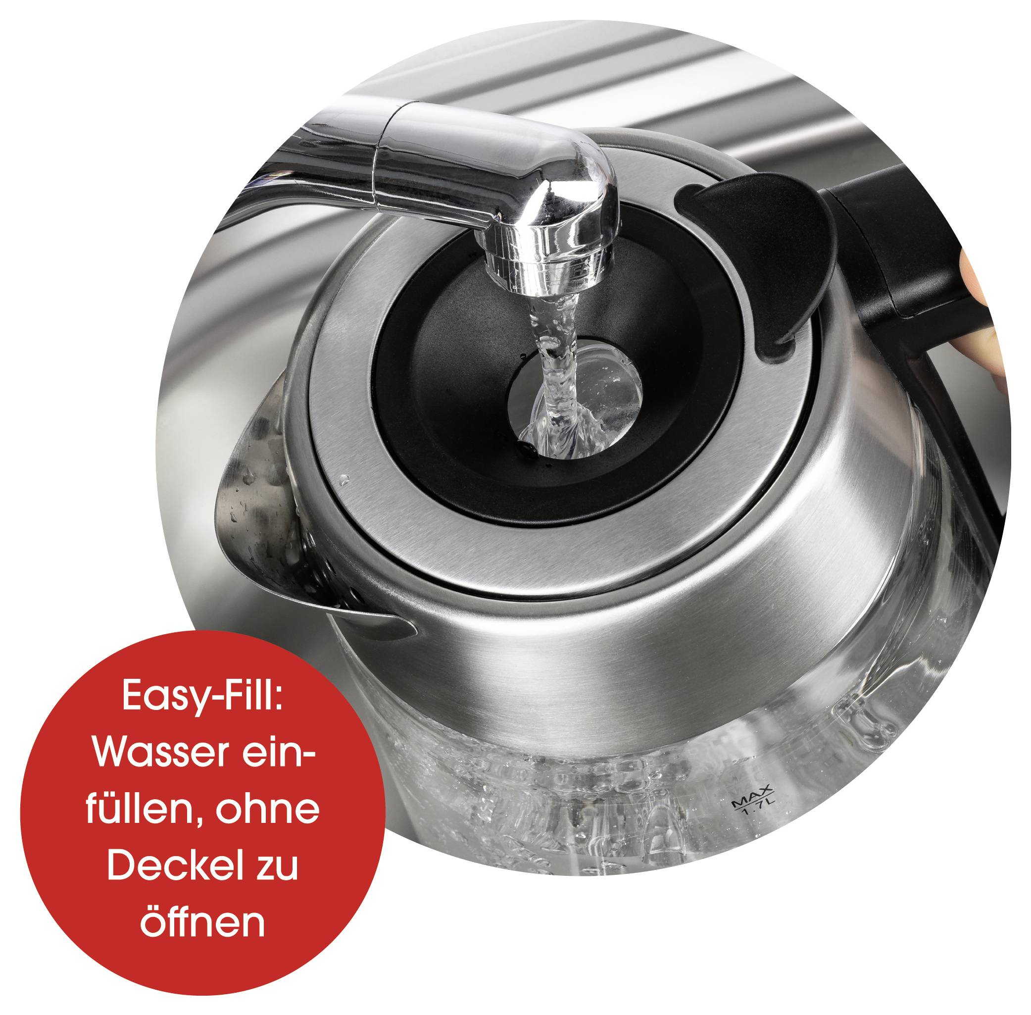 Ein Wasserkocher wird unter einem Wasserhahn mit Wasser gefüllt. Ein rotes Etikett trägt die Aufschrift „Easy-Fill: Wasser einfüllen, ohne Deckel zu öffnen", was auf das einfache Befüllen ohne Öffnen des Deckels hinweist.