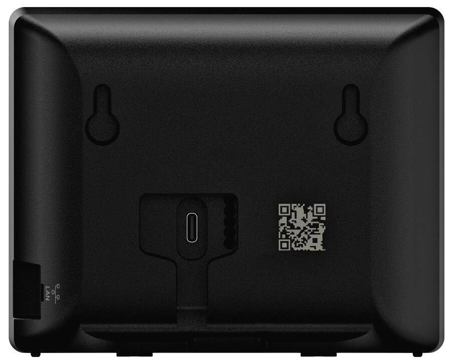 Ein schwarzes elektronisches Gerät mit einer Rückwand mit sichtbarem QR-Code und Wandmontage-Nuten.