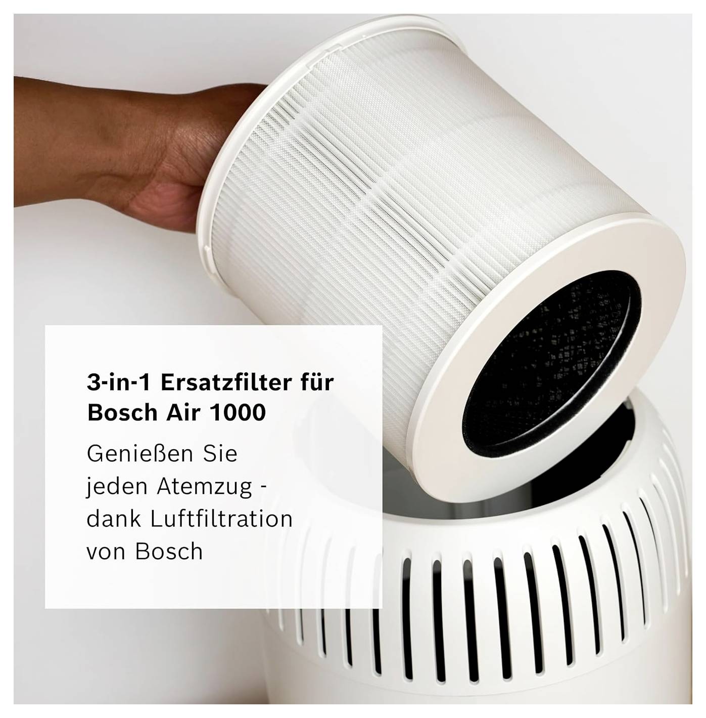 Ein Hand wechselt den '3-in-1-Ersatzfilter für Bosch Air 1000'. Text: 'Genießen Sie jeden Atemzug - dank Luftfiltration von Bosch'.
