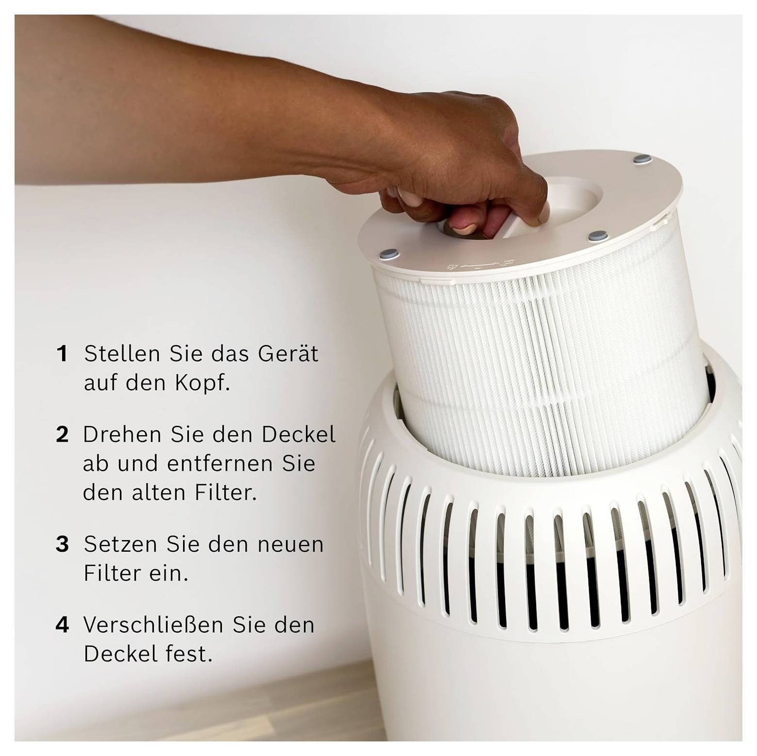 'Anleitung zur Filterwechsel: 1. Gerät umdrehen. 2. Deckel drehen und Filter entfernen. 3. Neuen Filter einsetzen. 4. Deckel schließen.'