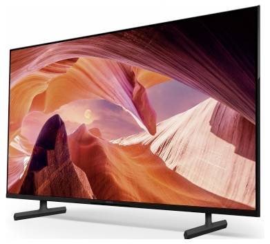 Großer Flachbildfernseher oder Monitor in schräger Ansicht auf weißem Hintergrund.