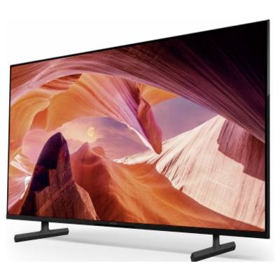 Großer Flachbildfernseher oder Monitor in schräger Ansicht auf weißem Hintergrund.