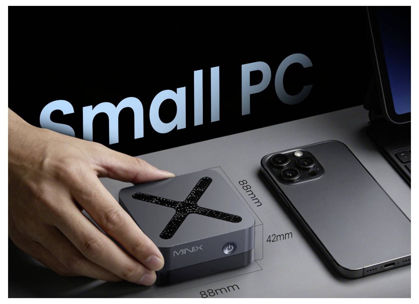 Eine Hand platziert einen winzigen Mini-PC neben einem Smartphone, mit dem Text „Small PC" im Hintergrund und Abmessungen von 88 mm x 88 mm x 42 mm.