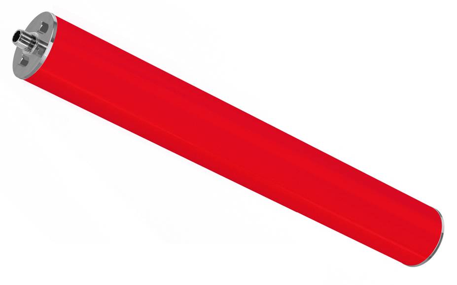 Ein roter zylindrischer Filter mit metallischen Enden, schräg gegen einen einfachen Hintergrund angewinkelt.