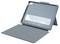 Ein Tablet-Case mit integrierter Tastatur ist aufgeklappt dargestellt. Das Case verfügt über einen Ständer zur aufrechten Unterstützung des Tablets und sichtbare Ausschnitte für die Anschlüsse.