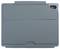 Ein graues Tablet-Etui mit einer Kameraausschnitt in der oberen rechten Ecke, von hinten betrachtet, das sein elegantes Design zeigt.