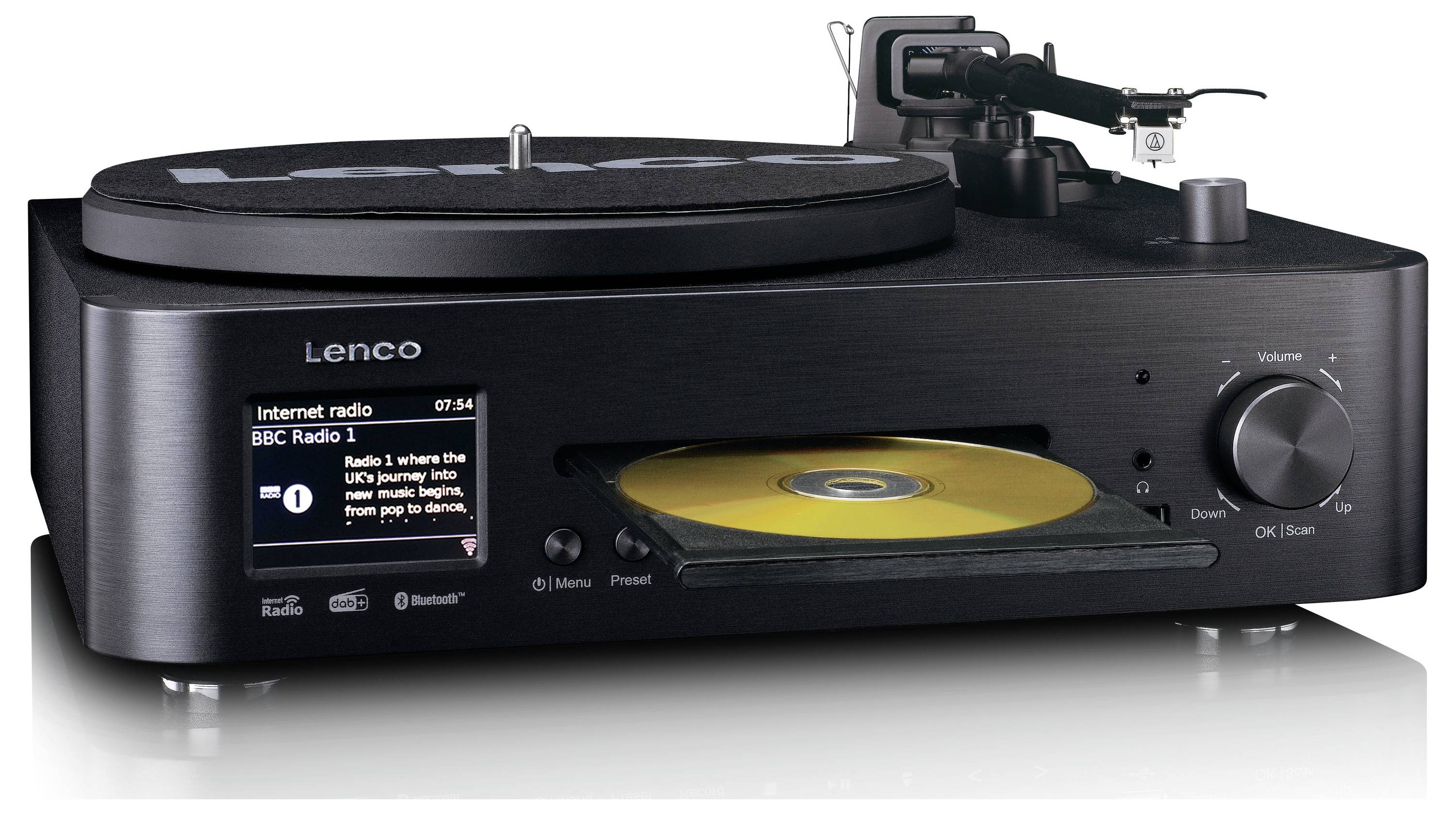 Ein schwarzer Plattenspieler mit einem digitalen Display, das „Internet radio BBC Radio 1" anzeigt. Ein CD-Fach ist offen mit einer Scheibe darin.